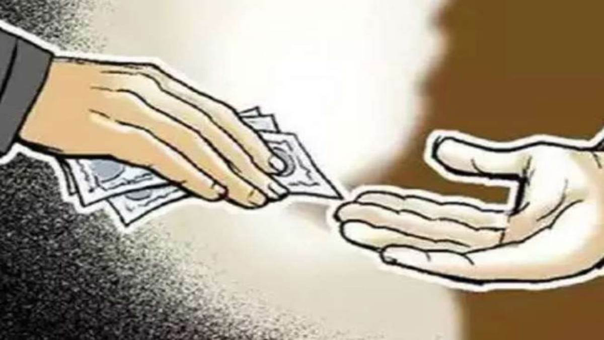 किसान से 10 हजार रुपए रिश्वत लेते लेखपाल को एंटी करप्शन टीम ने रंगे हाथों दबोचा