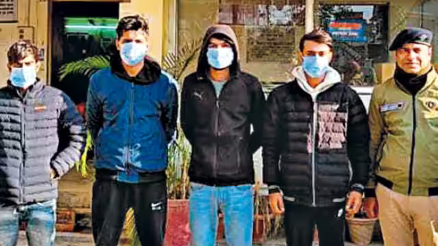 ऑनलाइन खरीदे सामान का डिलीवरी ब्वाॅय बन ऐसे की लाखों रुपयों की ठगी, चार युवक गिरफ्तार