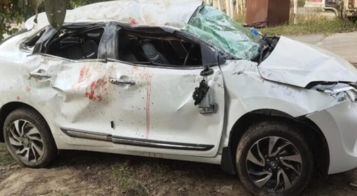 कार अनियंत्रित होकर पलटी, पति पत्नी की हुई मौत दो बच्चे व एक मित्र घायल