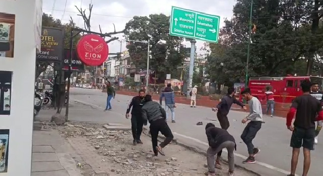 अब पुलिस पत्‍थरबाजी करने वालों के शहर में लगाएगी पोस्टर