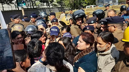 सचिवालय कूच करने जा रही महिला कांग्रेस कार्यकर्ताओं की पुलिस से झड़प