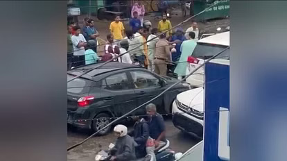 कैबिनेट मंत्री और युवक के बीच रोड पर हुई हाथापाई का वीडियो वायरल सुरक्षाकर्मी सहित मंत्री ने युवक की सड़क पर जमकर धुनाई की  