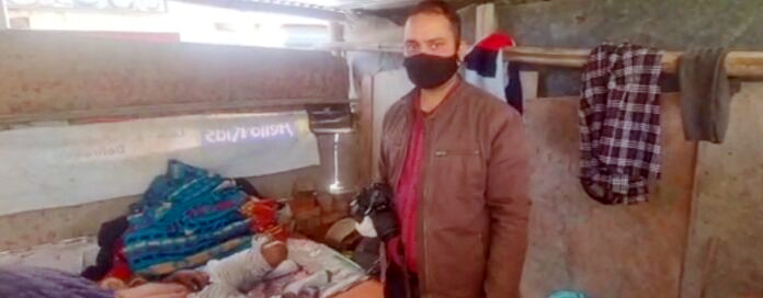 रात में आंख खुली तो बगल के कमरे में अपनी ही पत्नी के साथ दोस्त को देख बौखलाया पति