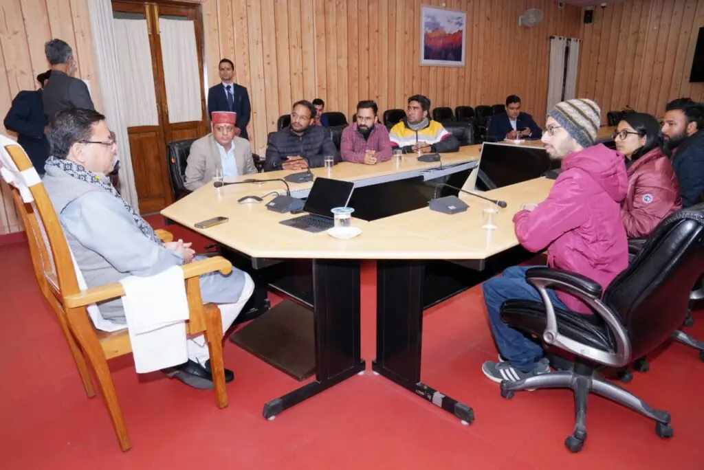 मुख्यमंत्री धामी ने बेरोजगार संगठन से की सीधे वार्ता  बच्चों को भर्ती केंद्र तक पहुचाने के दिए निर्देश