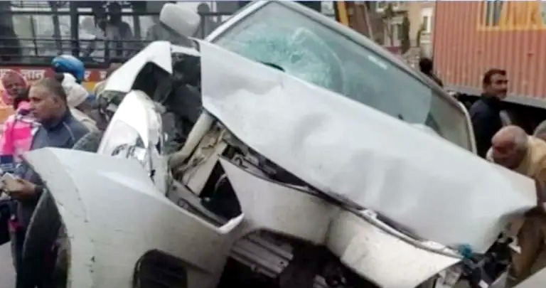 मासूम बच्चियों को कुचल गई कार एक की मौत एक गंभीर