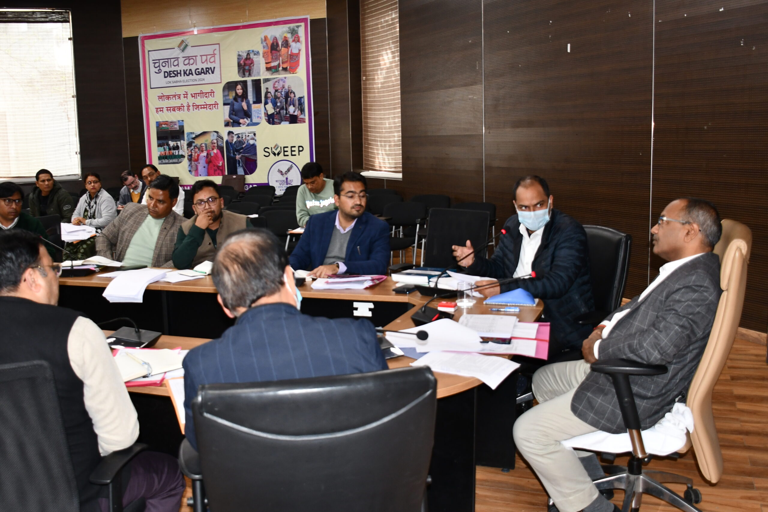 जिलाधिकारी ने ली उप जिलाधिकारियों/सहायक निर्वाचन अधिकारियों की बैठक   