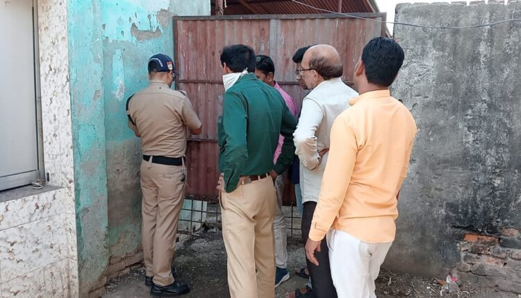 प्रशासन ने अवैध स्लाटर हाउस को किया सील