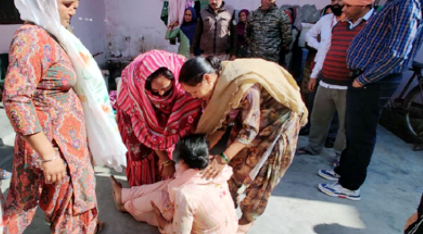 अज्ञात कारणों के   पड़ोसी के घर में  व्यक्ति ने लगाई फांसी