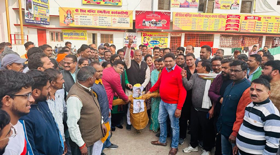 कांग्रेसी सांसद के ठिकानों से करोड़ों रूपये बरामद होने पर भाजपाइयों ने फूंका राहुल गांधी का पुतला