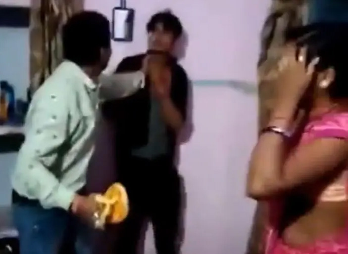 प्रेमी मिलने पहुंचा विवाहिता के घर तभी आ पहुंचा पति पत्नी ने कहा- चोर है, पति ने प्रेमी की कर दी धुनाई