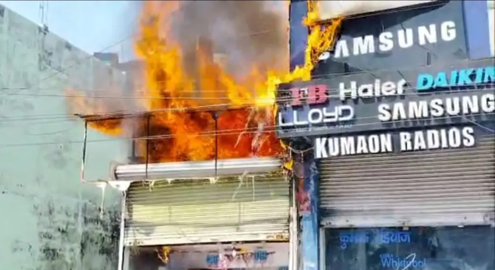 भयंकर आग से पूरी दुकान जलकर हुई राख