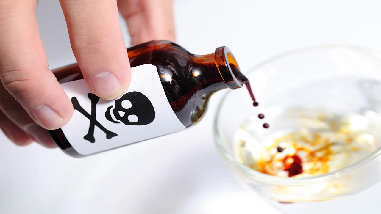 पुलिस कर्मी पर अपनी महिला पुलिसकर्मी पत्नी को जहर देकर मारने का आरोप पुलिस ने मुकदमा दर्ज कर शुरू की जांच