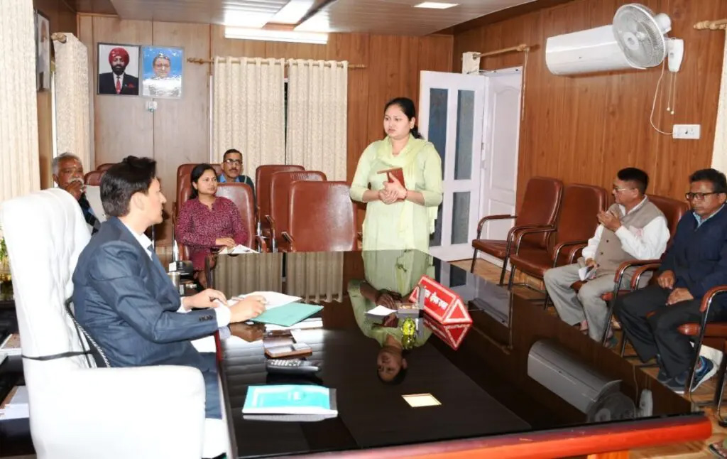 जमीन खरीदने से पहले सभी दस्तावेजों की जानकारी तहसील व राजस्व निरीक्षक से करें प्राप्त: कमिश्नर  फरियादियों से मिले दीपक रावत  