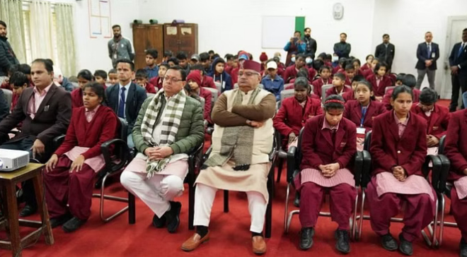 सीएम धामी ने बच्चों के साथ सुनी प्रधानमंत्री की मन की बात