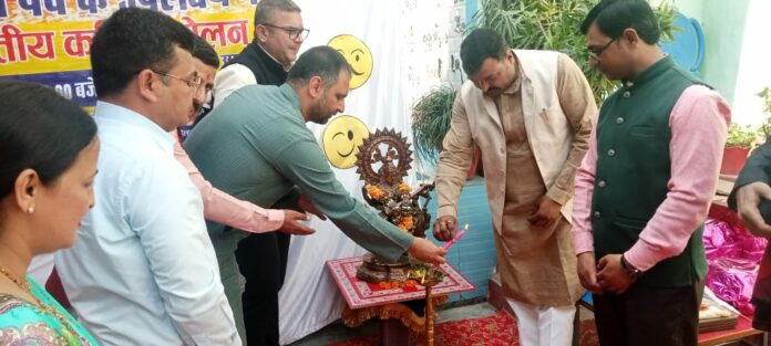 होली के उपलक्ष्य में आयोजित कवि सम्मेलन में कवियों ने जमाया रंग