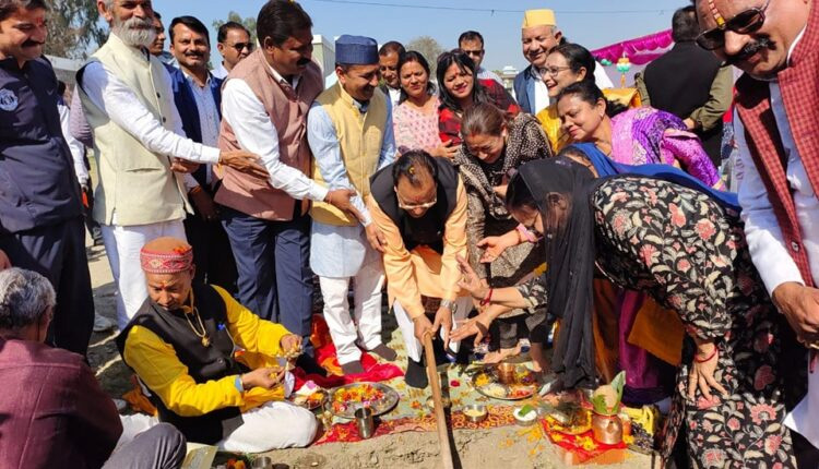 केन्द्रीय रक्षा मंत्री भट्ट और खेल मंत्री रेखा आर्या ने किया फुटबाल मैदान का भूमिपूजन