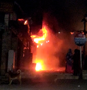 बाजार में भीषण आग लगने से मचा हड़कंप  