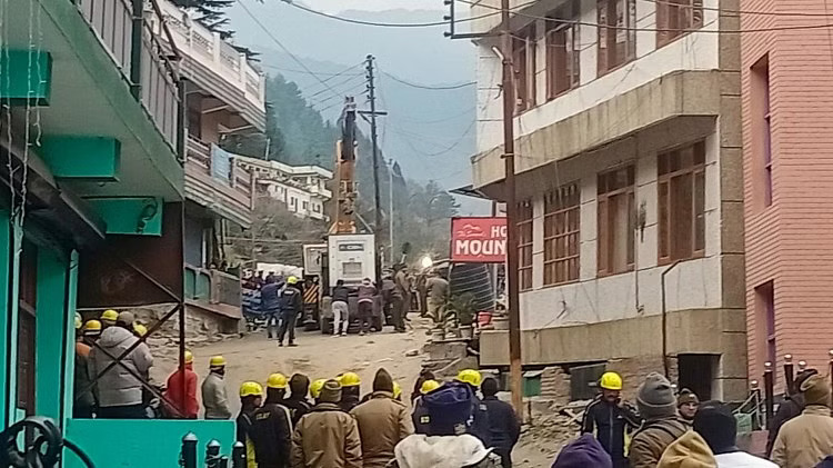 मलारी इन और माउंट व्यू होटल तोड़ने की कार्रवाई शुरू  बैरिकेड लगाकर हाईवे किया गया बंद