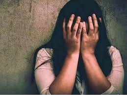 किशोरी को नशीला पदार्थ पिलाकर दुष्कर्म की कोशिश, व्यापारी समेत पीड़िता की दोस्त पर केस