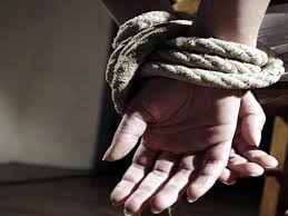 लापता युवती को बनाया बंधक, पिता ने लगाया ये आरोप