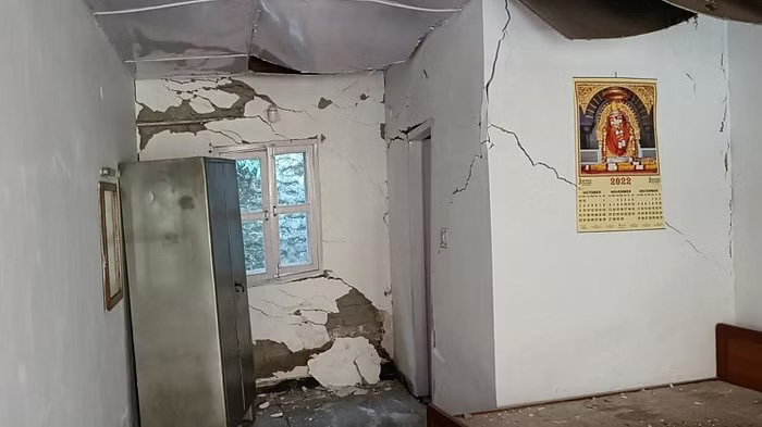 भू-धंसाव के बीच अच्छी खबर, पानी का रिसाव हुआ कम, नए घरों में नहीं दरारें