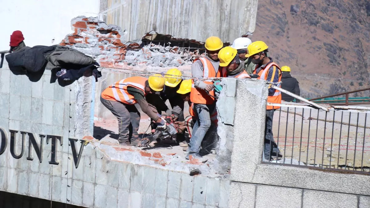 होटलों को ढहाने की कार्रवाई जारी सुप्रीम कोर्ट ने सुनवाई से किया इनकार