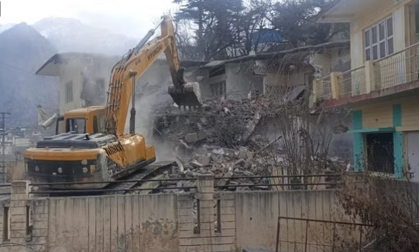 PWD के गेस्ट हाउस पर चला बुलडोजर दरकते भवनों की संख्या ने बढ़ाया खौफ