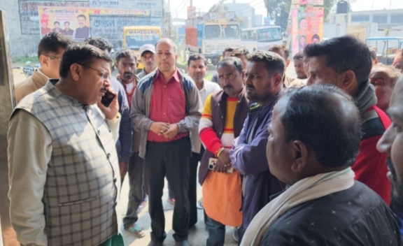 नाबालिग किशोरियां की बरामदगी को पूर्व विधायक का घेराव किया