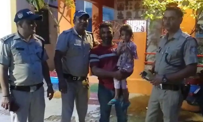 खोई हुई बच्ची को कुछ ही घंटों में पुलिस ने उसके पिता से मिलाया