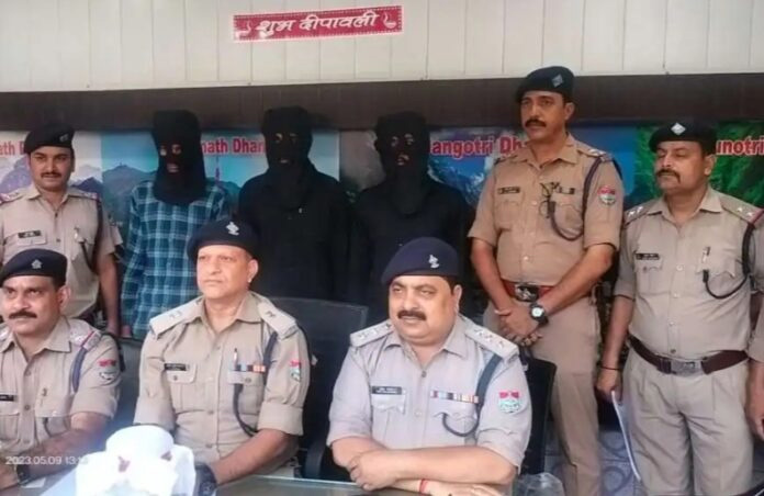 पुलिस की गिरफ्त में दिन दहाड़े फायरिंग करने वाले आरोपी घटना में प्रयुक्त वाहन सहित तमंचा व कारतूस बरामद