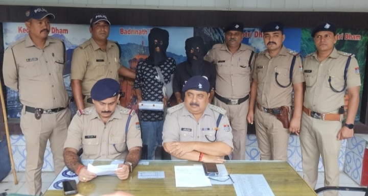 सात सौ ग्राम चरस के साथ दो युवक गिरफ्तार, एक साथी फरार   