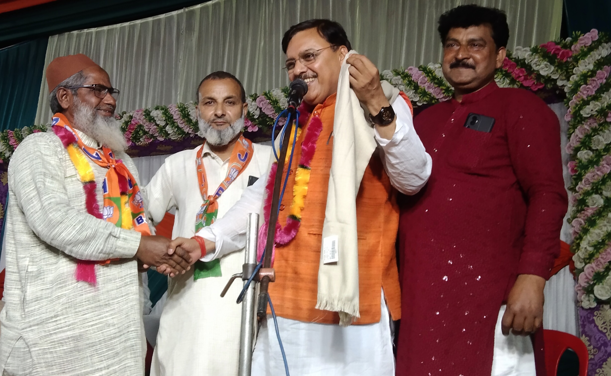 चुनावी माहौल में कांग्रेस को लगा एक और बड़ा झटका अल्पसंख्यक समाज के सैकड़ों लोग भाजपा में शामिल