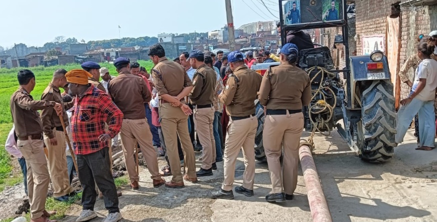 प्रशासन के डंडे के आगे झुके वार्डवासी वॉटर ट्रीटमेंट प्लांट के लिए बिछाई जा रही विद्युत लाइन का कर रहे  थे विरोध 