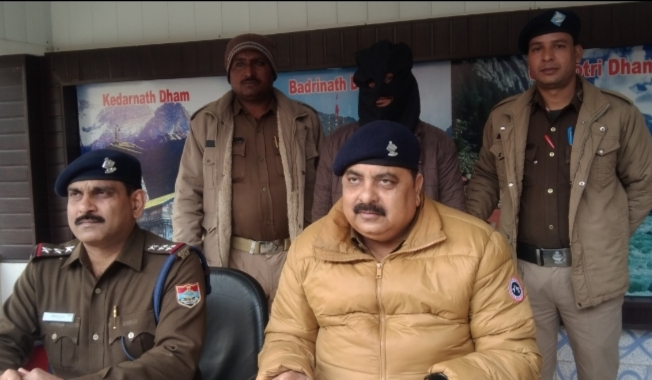 चाकू से  हमला कर पत्नी  की  हत्या करने वाले पति को पुलिस ने चाकू के साथ गिरफ्तार  किया