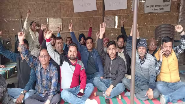 सर्किल रेट बढ़ाए जाने पर अधिवक्ता व दस्तावेज लेखकों ने दिया धरना