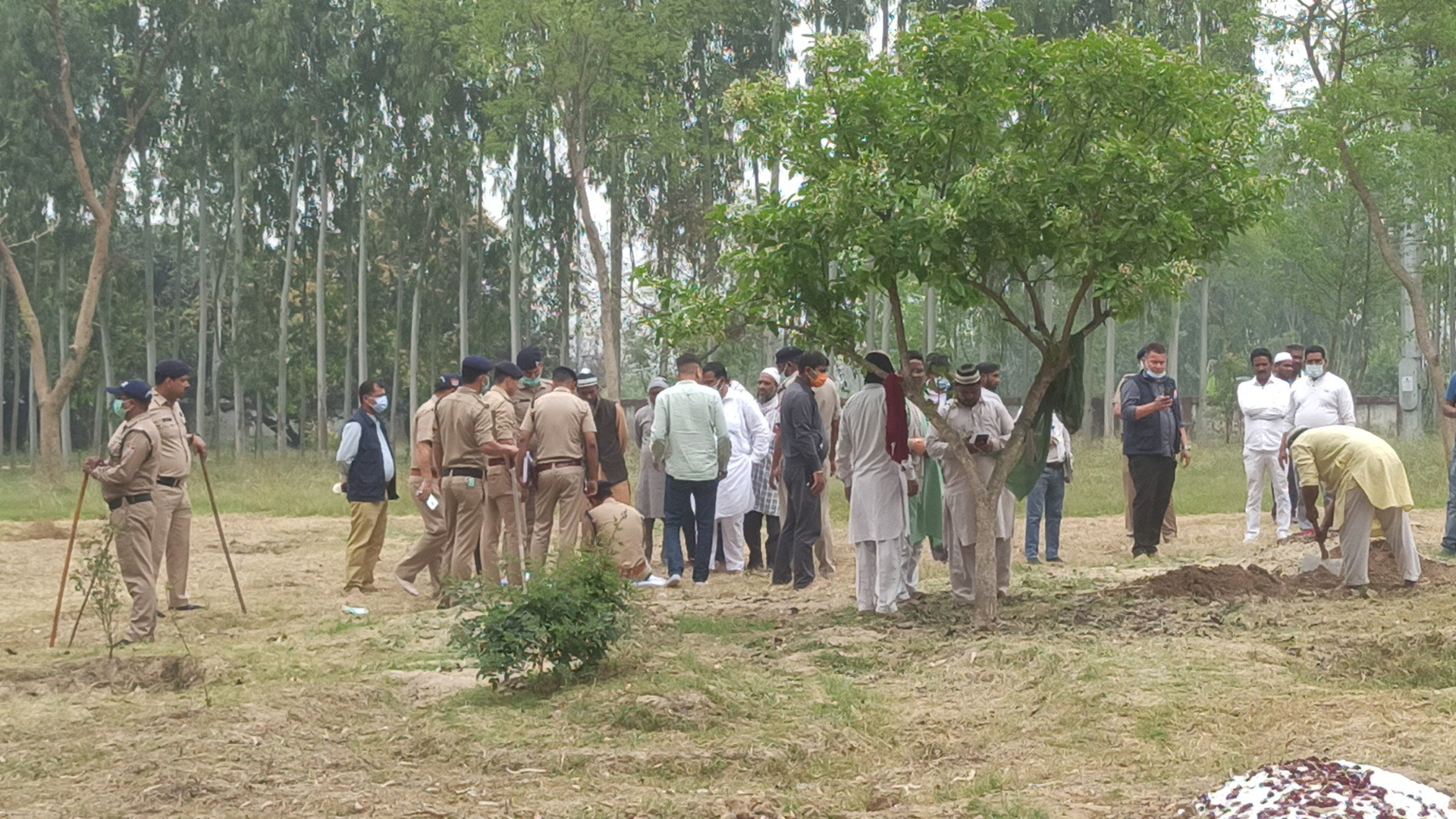 दो महीने बाद कब्र से निकाला गया शव, पोस्टमार्टम से खुलेगा मौत का राज 19 जनवरी को हुई थी नफीसा की मौत,मायके वालों ने लगाया हत्या का आरोप 