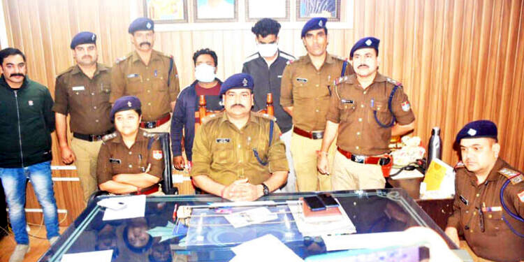 चोरी की इनोवा कार के साथ चालक व उसका साथी गिरफ्तार