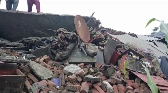 मकान का लेंटर गिरने से दंपति की मौत, एक युवती घायल