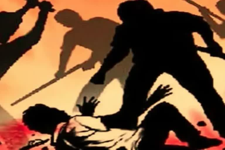 बेटे ने तीन दोस्तों के साथ मिलकर पिता का गुप्तांग व अंगुलिया काट डाली 