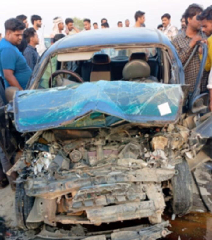 कार व हाइड्रा की आमने-सामने टक्कर में चार गंभीर निजी चिकित्सालय में कराया गया भर्ती, स्थिति चिंताजनक  