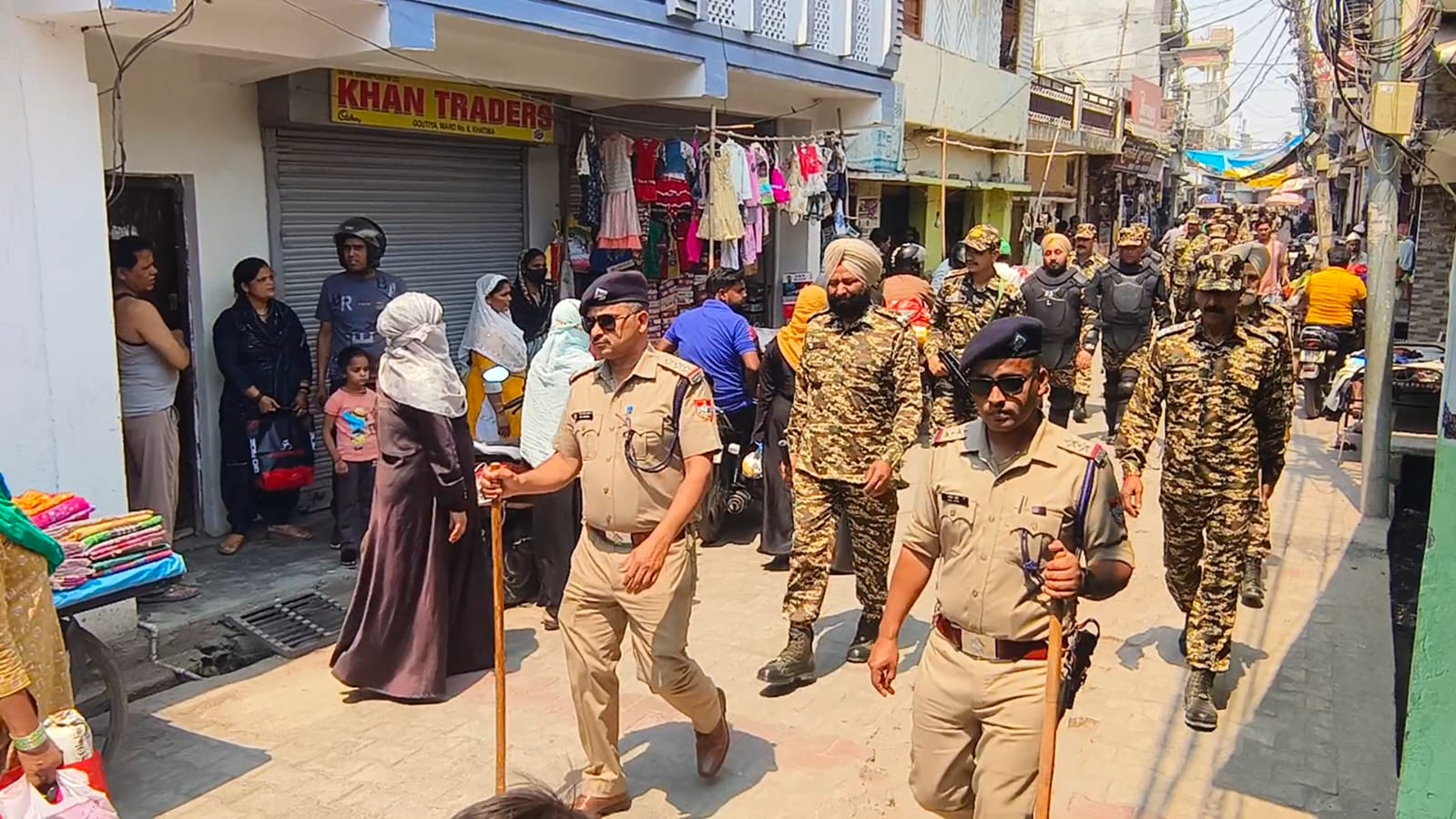 पुलिस ने पैरामिलिट्री फोर्स के साथ किया फ्लैग मार्च