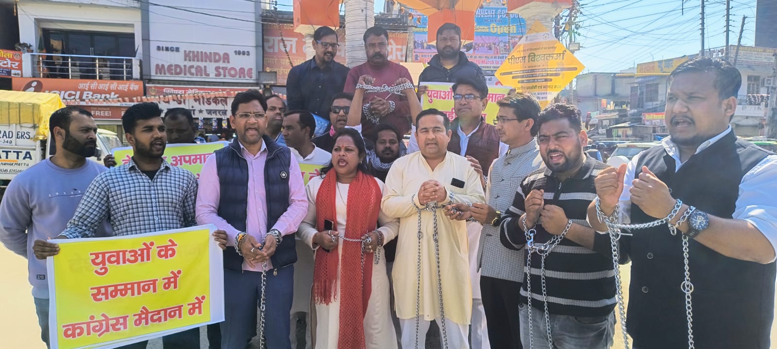 हाथों में बेड़ियां और पैरों में जंजीर बांधकर कांग्रेसियों ने किया ट्रंप और मोदी सरकार के खिलाफ प्रदर्शन भारत के गौरवशाली इतिहास को शर्मसार करने वाली घटना: बॉबी राठौर