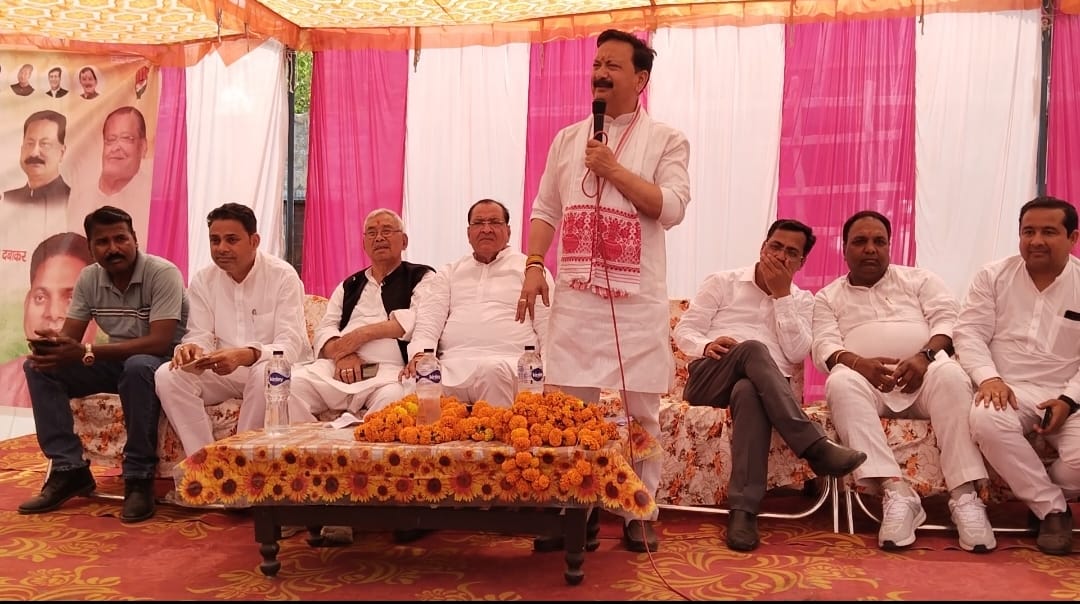 कांग्रेस प्रदेश अध्यक्ष करन माहरा ने कांग्रेस के प्रत्याशी प्रकाश जोशी के लिए मांगे वोट