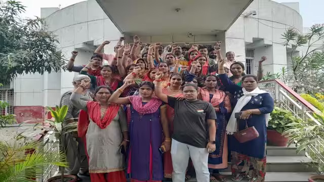 समझौते की शर्तों के उल्लंघन पर भड़के इंटरार्क फैक्ट्री के श्रमिक 