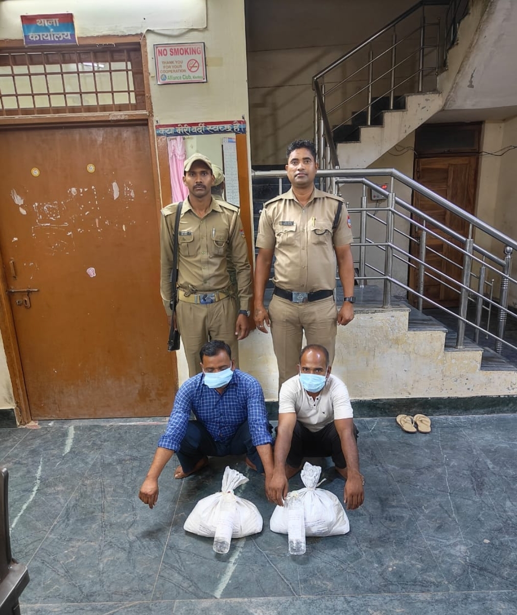 अवैध कच्ची शराब के साथ दो व्यक्तियों को पुलिस ने दबोचा