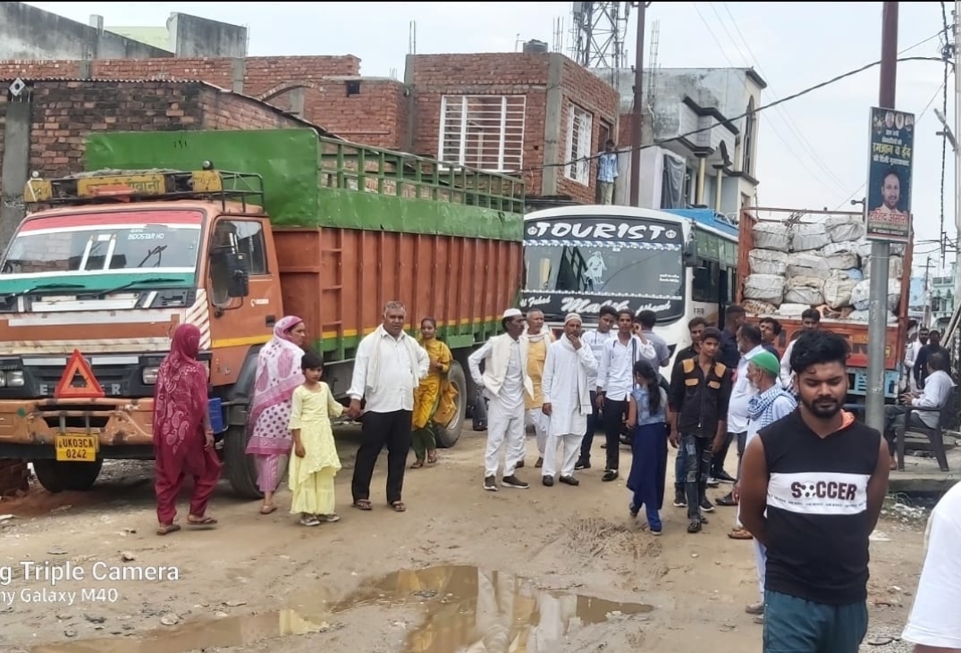 कबाड़ी व्यवसायियों का रोड पर अतिक्रमण, शिकायत के बाद भी प्रशासन बेखबर अतिक्रमण की वजह से वाहन तो दूर पैदल आने जाने का भी रास्ता नहीं बचता