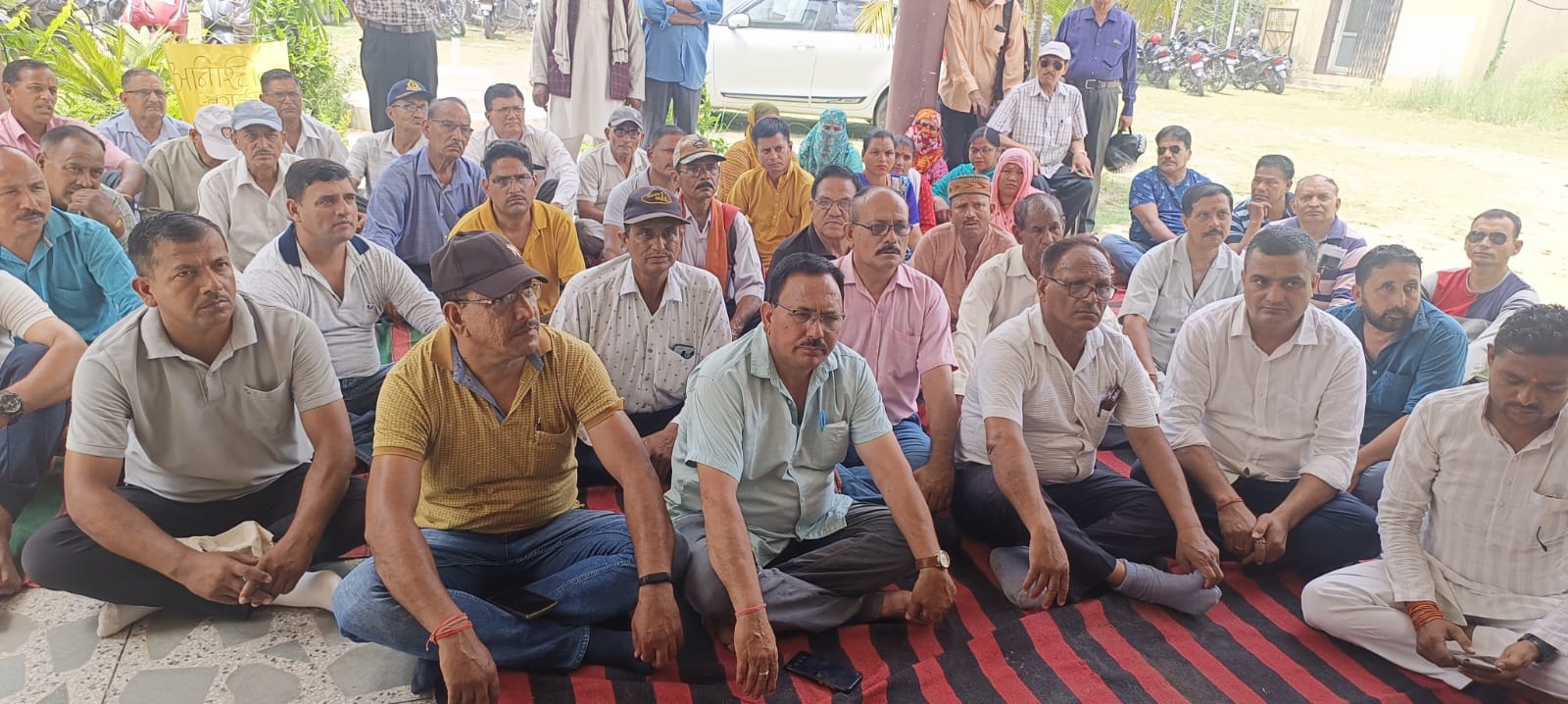 निजी विद्यालयों के खिलाफ आंदोलन को भूतपूर्व सैनिक संगठन का मिला समर्थन