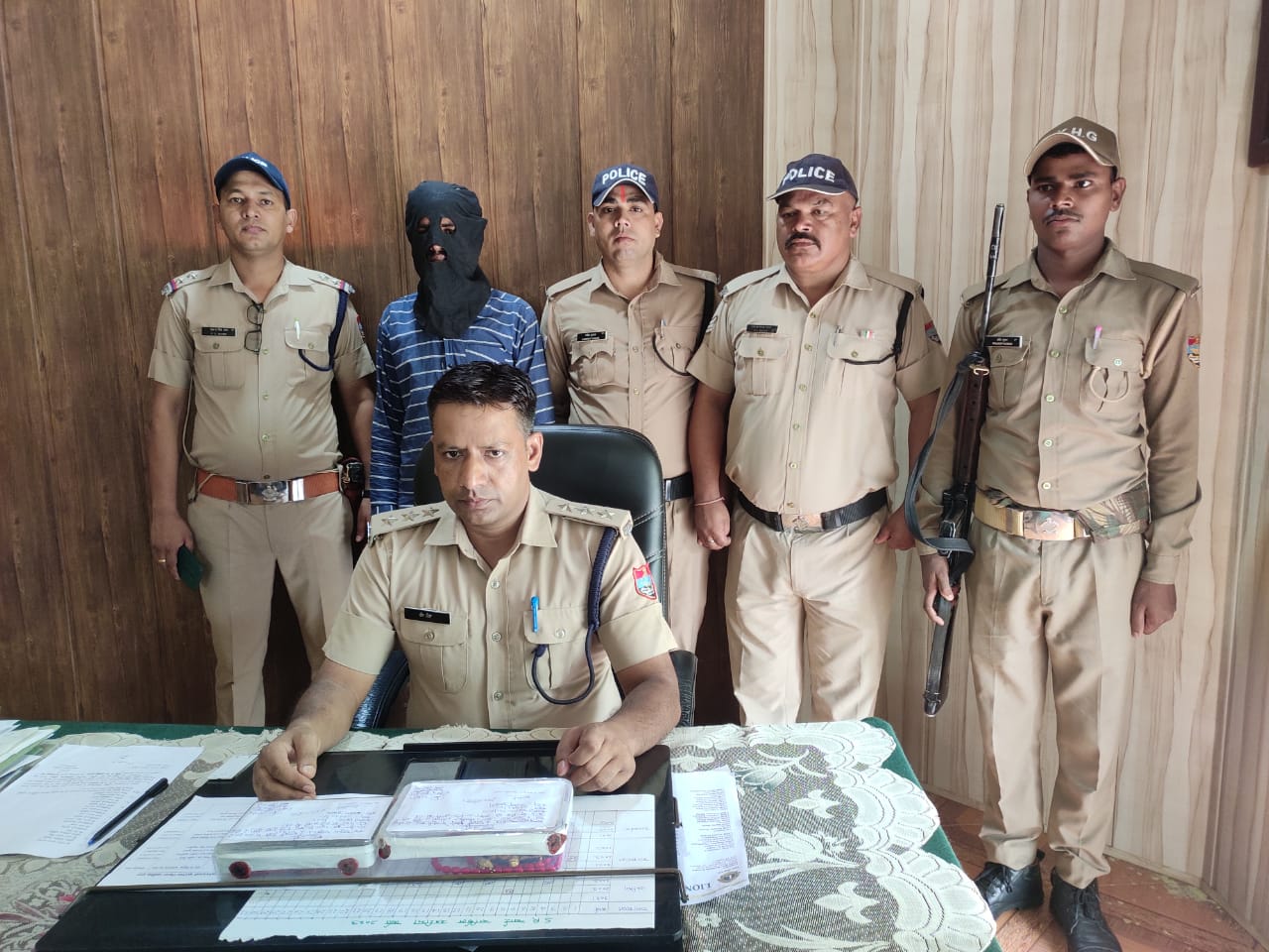 चोरी के जेवरात व नकदी सहित एक शातिर चोर को पुलिस ने किया गिरफ्तार