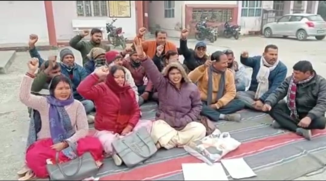 विभिन्न मांगों को लेकर ग्राम प्रधान संगठन का धरना प्रदर्शन एवं तालाबंदी