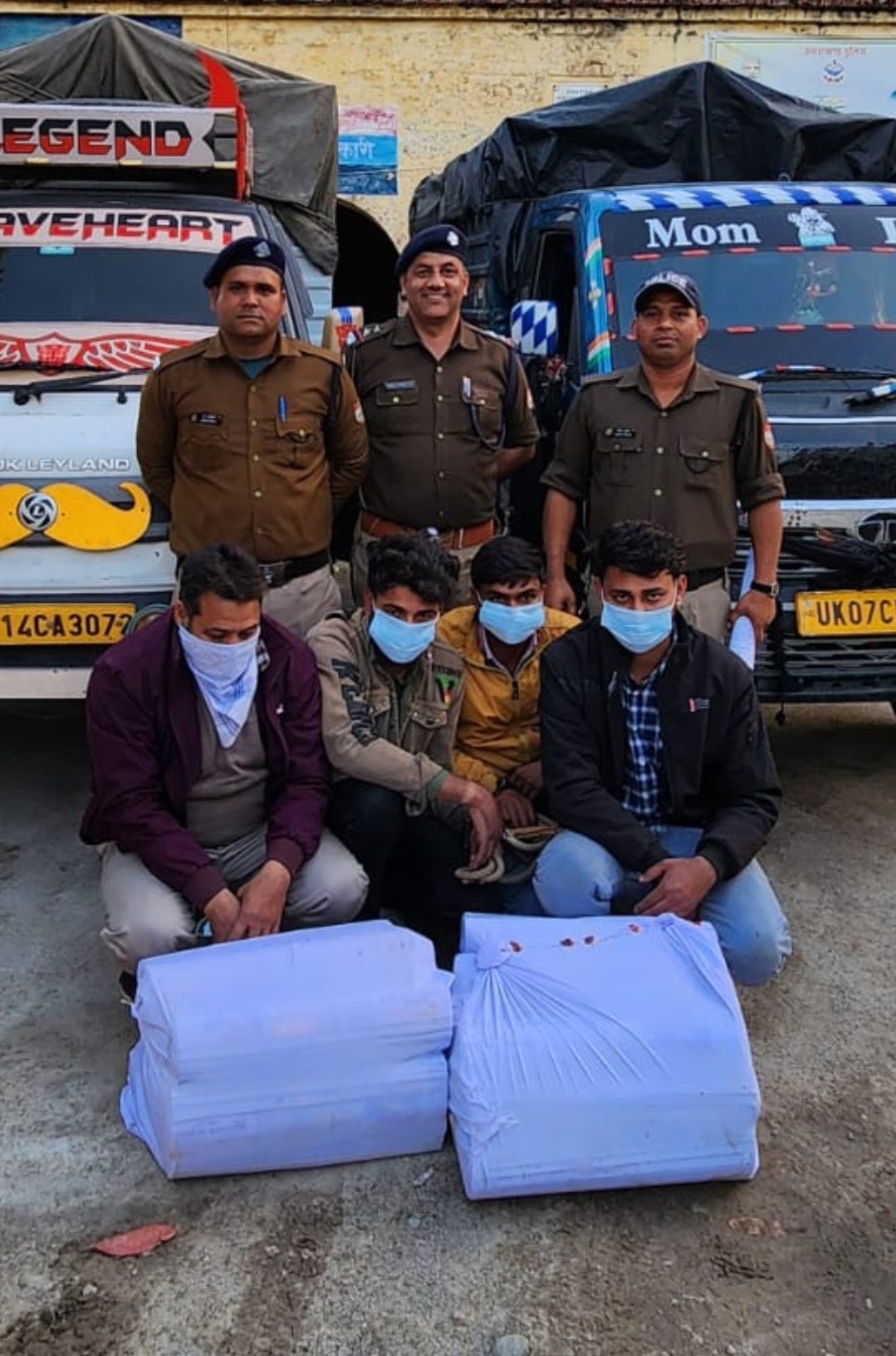 चालीस बंडल सरकारी कैलेंडर तथा दो वाहनों सहित चार अभियुक्त गिरफ्तार